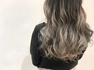 セミロング カラー ヘアアレンジ いしだ みさきのヘアスタイル