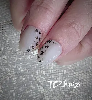 ミディアム めぐみのネイルサロン スタッフ練習のネイルデザイン