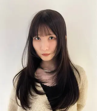セミロング 黒染め落とし ムラ修正　ハイトーンのヘアスタイル
