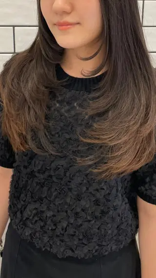 ロング MIFA レイヤー／パーマのヘアスタイル