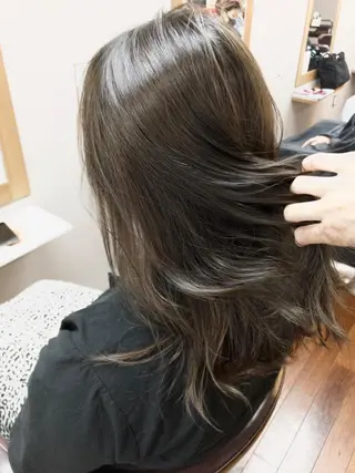 セミロング カラー 大槻 芽衣のヘアスタイル