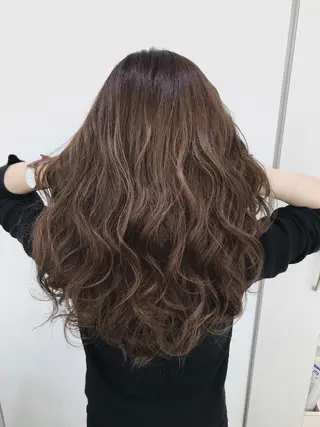 ロング カラー 清藤綾/脱白髪染め 白髪ぼかしハイライトのヘアスタイル