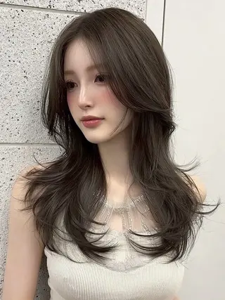 セミロング カラー 西 優衣奈のヘアスタイル