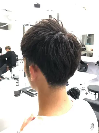 メンズ ハイトーン×レイヤー カットTAKUMIのヘアスタイル