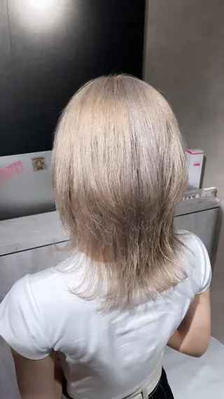 ミディアム カラー 🩵ハイトーン/ レイヤーYUZU🩵のヘアスタイル