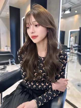 ロング カラー レイヤーカット 透明感カラーのヘアスタイル