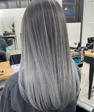 ロング カラー RYOSUKE ハイトーンのヘアスタイル