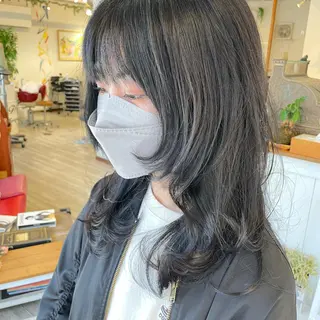 セミロング カラー インナーカラー 推し ブリーチ  髪質改善のヘアスタイル