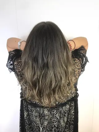 ミディアム ブリーチカラー☆ 再生トリートメントのヘアスタイル