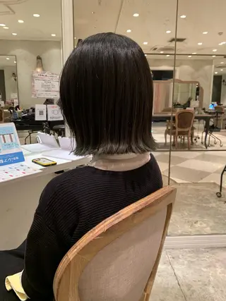 ミディアム SAKINO． ベージュカラーのヘアスタイル