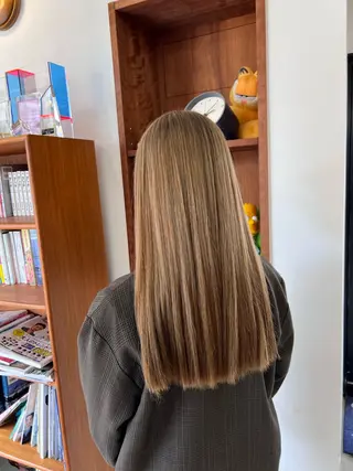 セミロング 石川 実咲のヘアスタイル