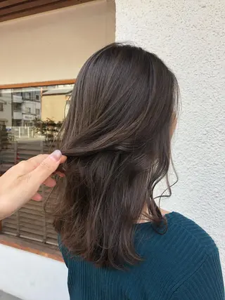 カラー kana .オリーブ /ナチュラルヘアのヘアスタイル