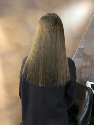 ロング カラー SAKINO． ベージュカラーのヘアスタイル
