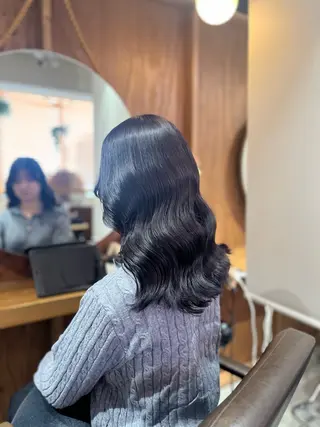 ミディアム 塩川ももこ/ 自然な縮毛矯正のヘアスタイル