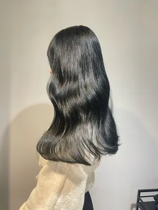 カラー フェザーパーマ/ スペインカールのヘアスタイル