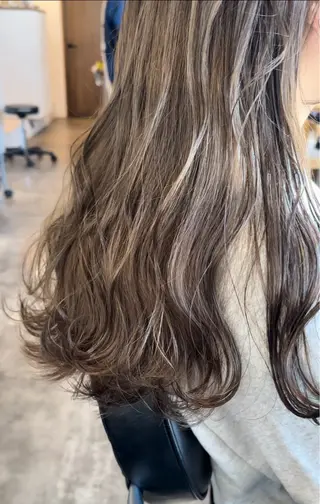 ロング ブリーチなしベージュ カラー佐藤華厘のヘアスタイル