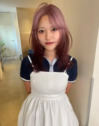 ミディアム カラー MIU/ルーツカラー 顔まわりレイヤーのヘアスタイル