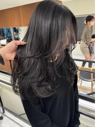 ロング カラー レイヤー/顔周り ブリーチカラーのヘアスタイル