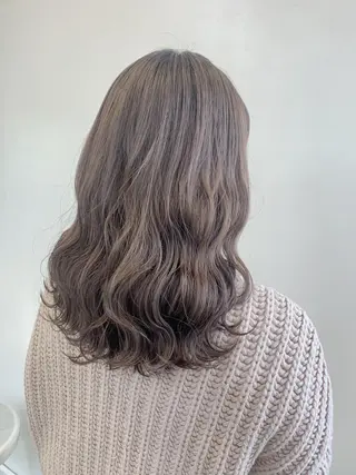 ミディアム カラー トップ スタイリストのヘアスタイル