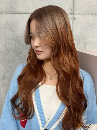 カラー ヒナ/レイヤーカット 艶感ワンカラーのヘアスタイル
