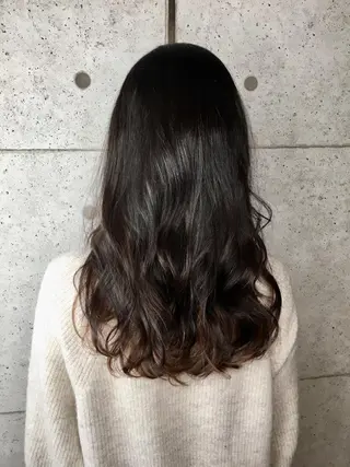 セミロング 足立 磨咲のヘアスタイル