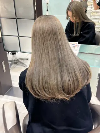 ロング ハイトーン/うる艶 カラー Mioのヘアスタイル