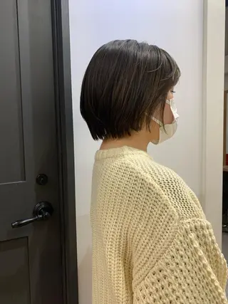 ショート カラー SAKINO． ベージュカラーのヘアスタイル