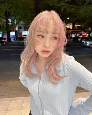 ミディアム カラー サキ🤍ハイトーン 🩰くびれ巻きヘアのヘアスタイル