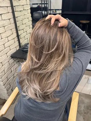 ロング カラー 🌟小顔レイヤー× 赤み消し透明感カラーのヘアスタイル