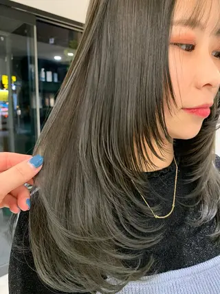 カラー なのは\透け感カラー \レイヤーカットのヘアスタイル
