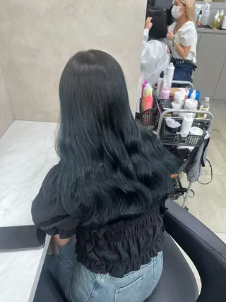 ロング 寒色/ベージュヘア ブリーチありMiOのヘアスタイル