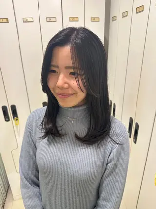 ミディアム レイヤー 艶々カラーのヘアスタイル