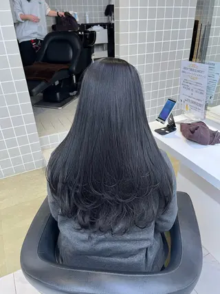 ロング 寒色/ベージュヘア ブリーチありMiOのヘアスタイル