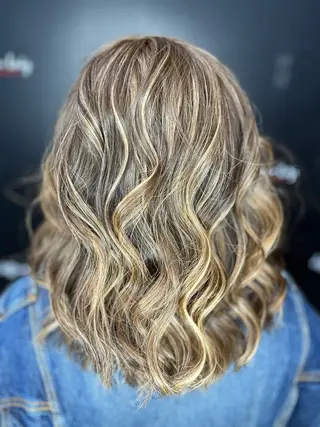 カラー Japuska ジャプスカのヘアスタイル