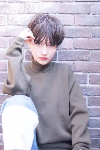 ショート カラー 🌟小顔レイヤー× 赤み消し透明感カラーのヘアスタイル