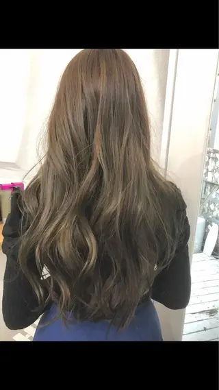 セミロング 白髪ぼかしハイライト バレイヤージュヤマトのヘアスタイル