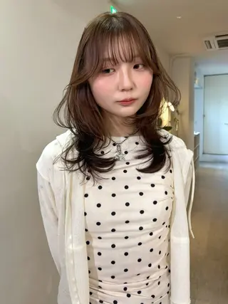 ミディアム カラー mizuki/ピンク ベージュ.レイヤーのヘアスタイル