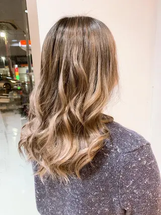 セミロング カラー 白髪ぼかしハイライト 柳川拓哉のヘアスタイル