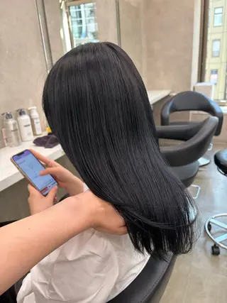 ロング 寒色/ベージュヘア ブリーチありMiOのヘアスタイル