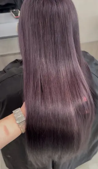 ロング カラー 赤みなしオリーブ ハイトーン×レイヤーのヘアスタイル