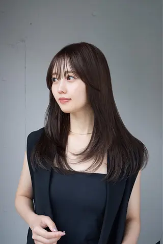 ロング レイヤーカット/ 前髪顔周りカットのヘアスタイル