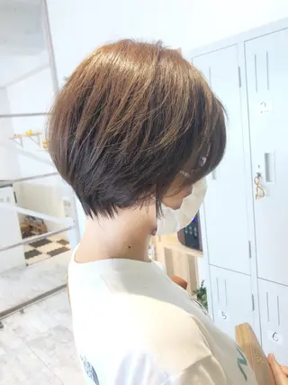 ショート esse大阪茶屋町店所属・レイヤーカット 新井田陽寿のヘアスタイル
