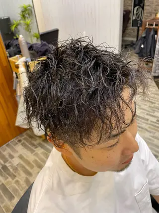 ミディアム パーマ メンズ 姫路アンメリーアン ダンのヘアスタイル