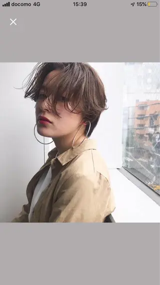 ショート レイヤーカット✖️ 柔らかベージュカラーのヘアスタイル