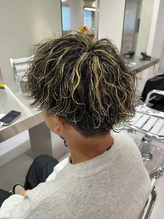ショート カラー パーマ メンズ ⚡メンズパーマフ ェードカットTomyのヘアスタイル