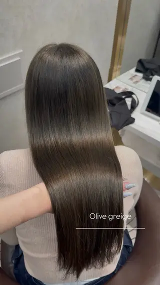 ロング Nanami / ベージュ/グレージュのヘアスタイル