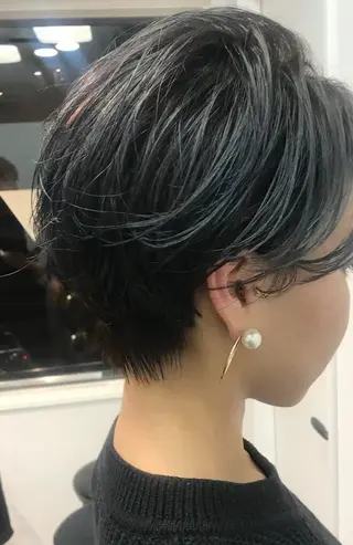 ショート カラー 江坂 misaki のヘアスタイル