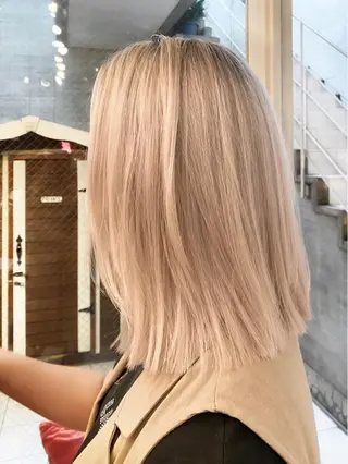 ミディアム 白髪ぼかし×デザイン 🕊️🫧ホウジョウのヘアスタイル
