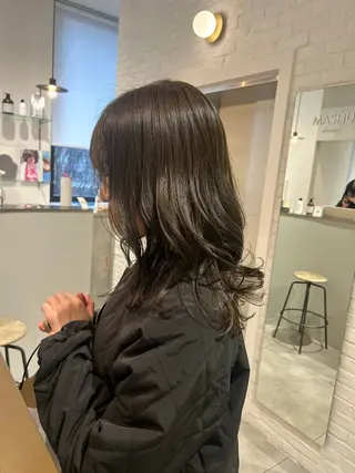 ミディアム カラー オリーブベージュ/ ブリーチなし透明感のヘアスタイル
