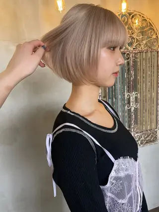 ショート カラー 赤みなしオリーブ ハイトーン×レイヤーのヘアスタイル